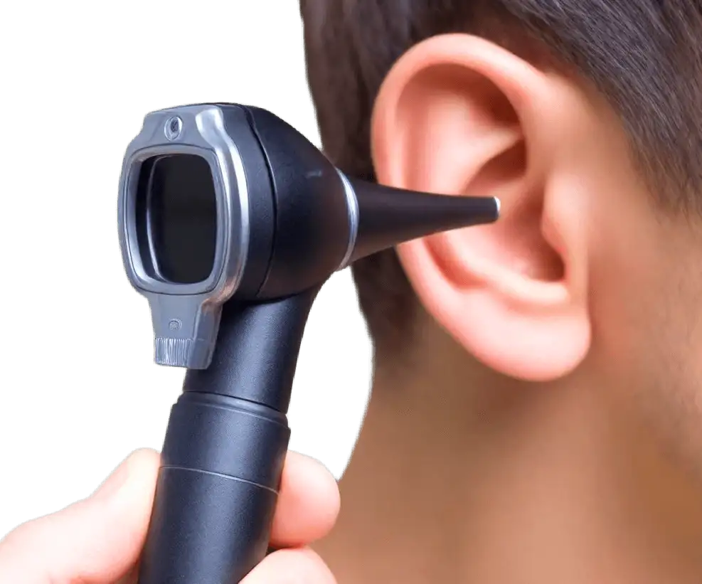 Osoba dodiruje uvo zbog neprijatnog osećaja svraba